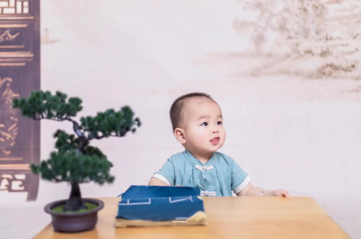 桂平宝宝眼睛突然肿了